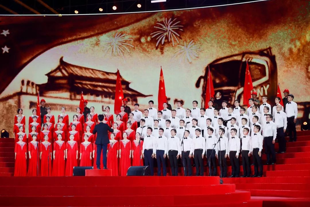 超燃三一集团万人大合唱集体告白祖国万岁