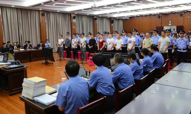 安陆市人民检察院指控:自2013年以来,被告人董某某不断拉拢,吸纳社会