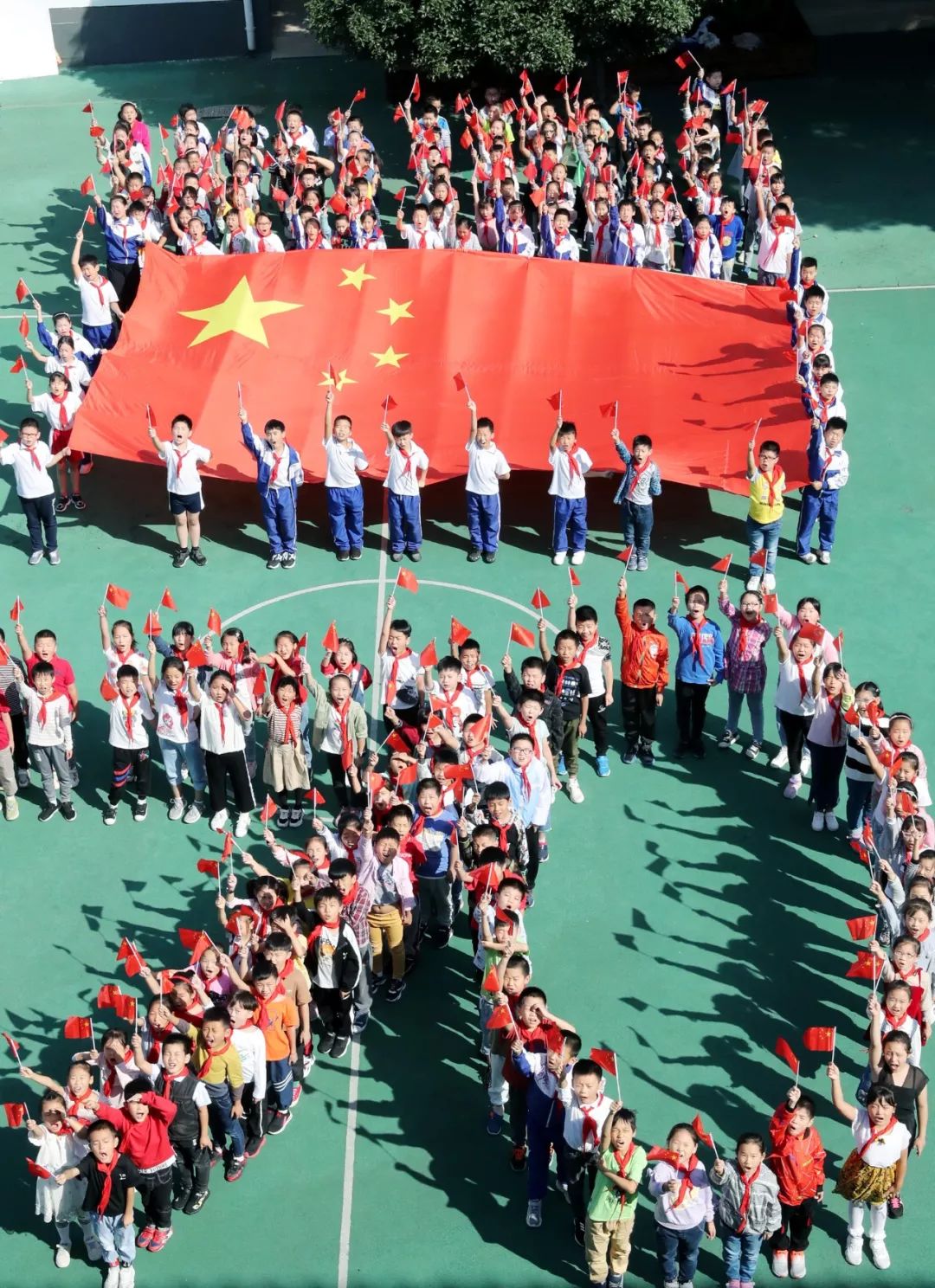 国旗在阳光下熠熠生辉一片片红色无一不代表着同学们对祖国最真挚的