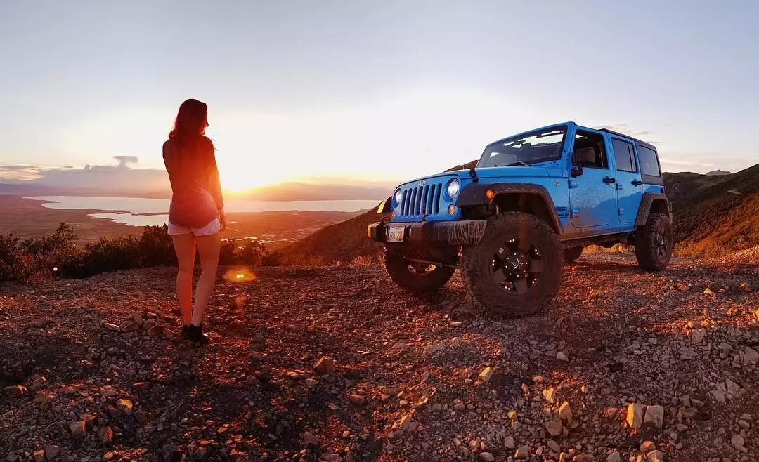 美女与"野兽"!改装jeep牧马人和他的"女孩们"_搜狐汽车_搜狐网