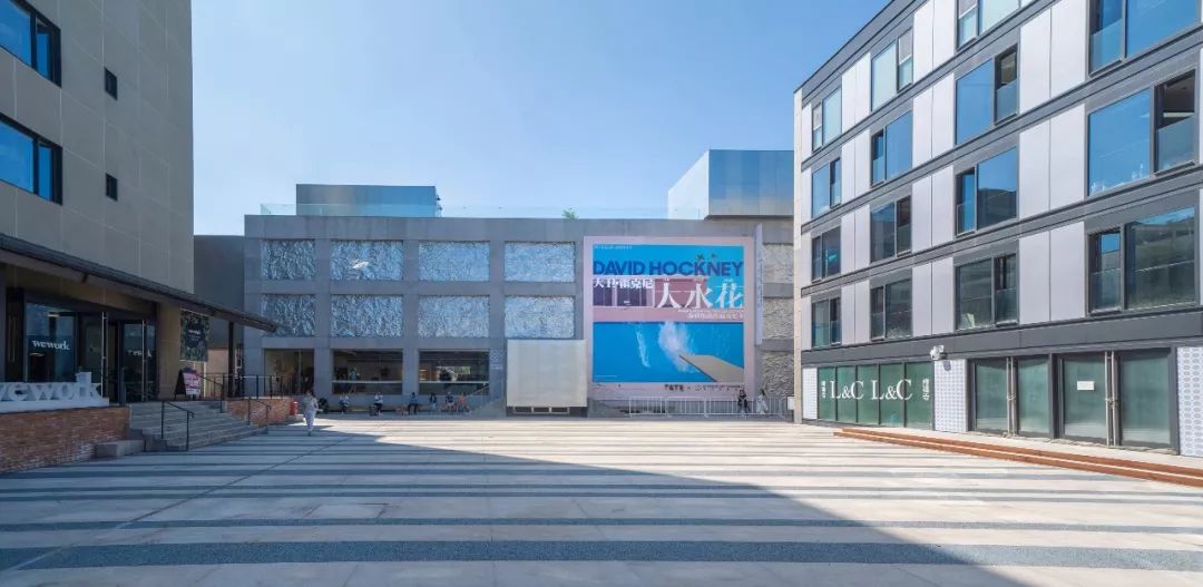 木木美术馆新馆空降隆福寺!激起大卫·霍克尼"大水花"真迹展