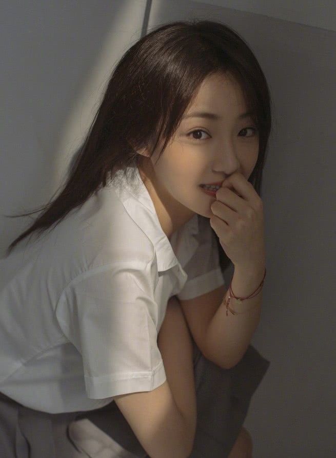 《烈火军校》曲曼婷戏外晒写真,白衬衫百褶裙好清纯