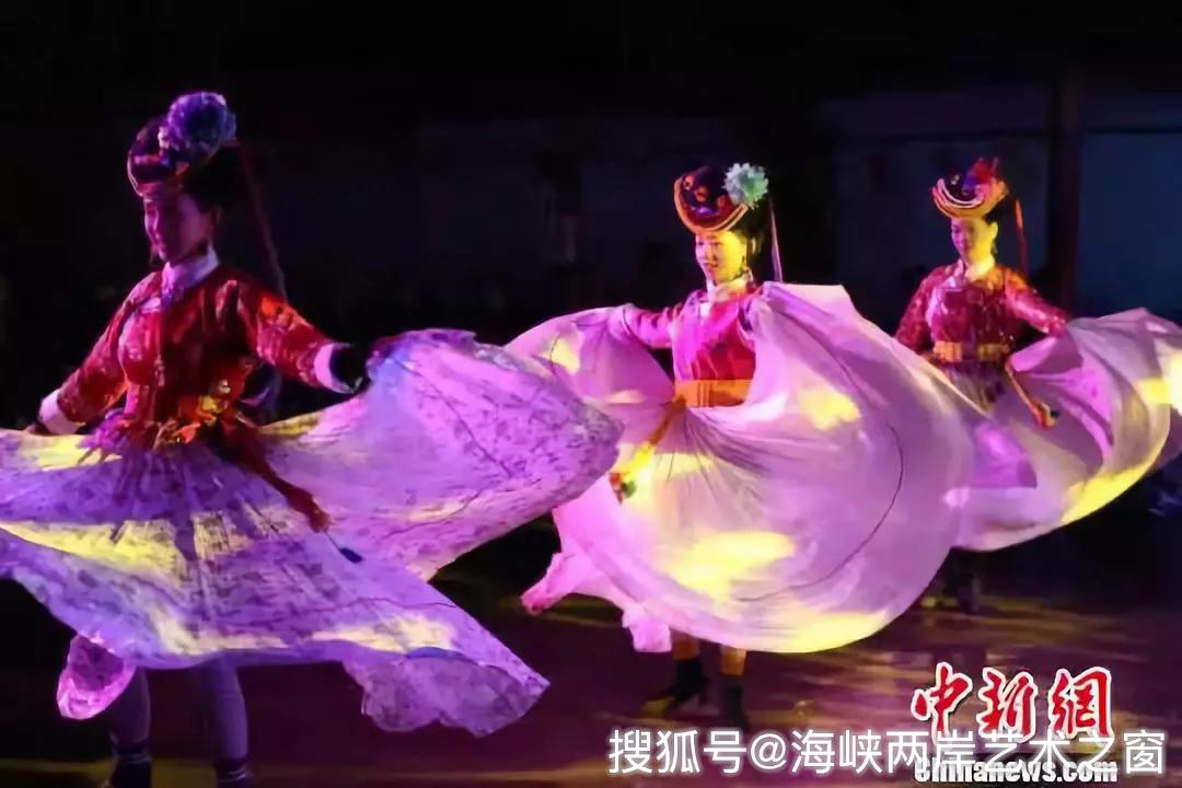 泸沽湖畔甲搓舞:"舞动"的摩梭人文风情