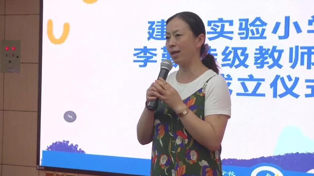 组导师,现场,数学教研组组长帅南燕与李勤老师签订特级教师工作室协议