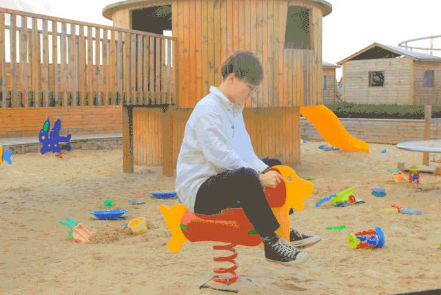 而且旁边就有开放式淋浴池玩了沙子也不怕弄脏小手啦~迷彩枪击战来一