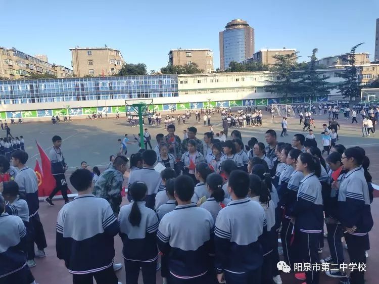 阳泉二中我校高中gavin英语社团举行礼赞新时代祝福新中国活动