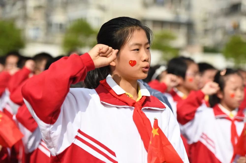 "敬礼,鲜艳的五星红旗" ——文亮小学献礼新中国成立70周年主题升旗