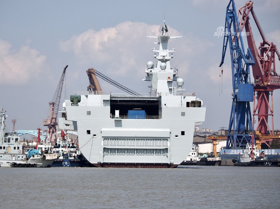 我海军首艘075型两栖攻击舰开启新旅程