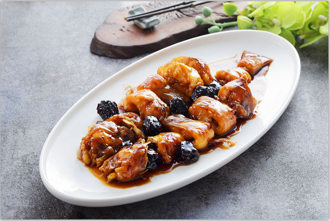 红烧鮰鱼是本帮菜中的传统名菜.