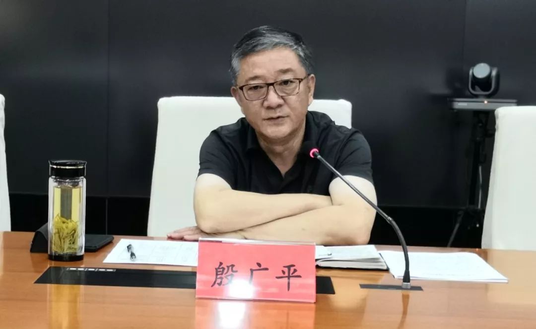 殷广平要求要站在践行"四个意识",做到"两个维护"的高度,把打赢蓝天