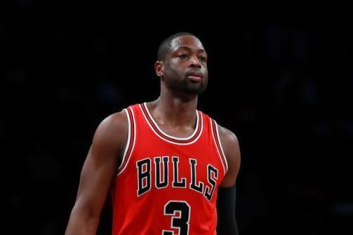 热火队最大的错误是在詹姆斯离开后,没有留下队魂韦德,没有为什么.