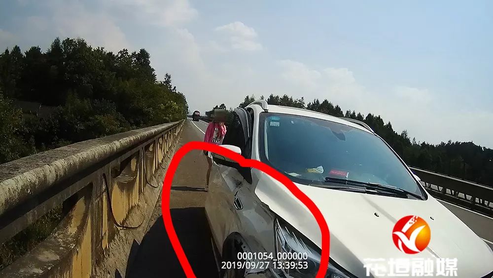 惊险!今天,一司机在吉茶高速上因"捡手机"发生车祸