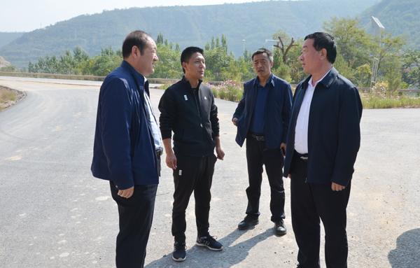 任建新检查指导309242国道过境线建设工作