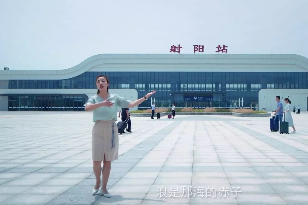射阳机场,高铁站外歌唱△社区广场前欢快的广场舞,千鹤湾的合唱在