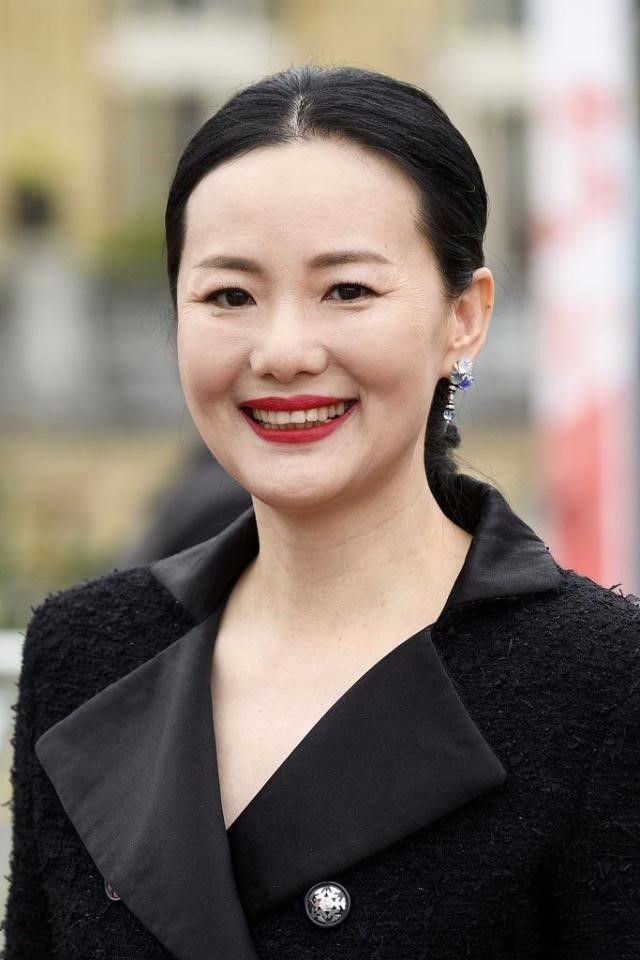 咏梅走红毯穿起球衣,穷成这样了?脸上皱纹也太真实了!