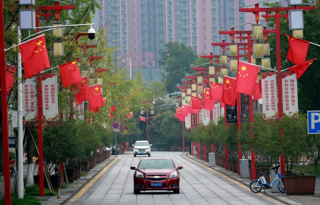 最美中国红近两万面五星红旗挂满广安街头