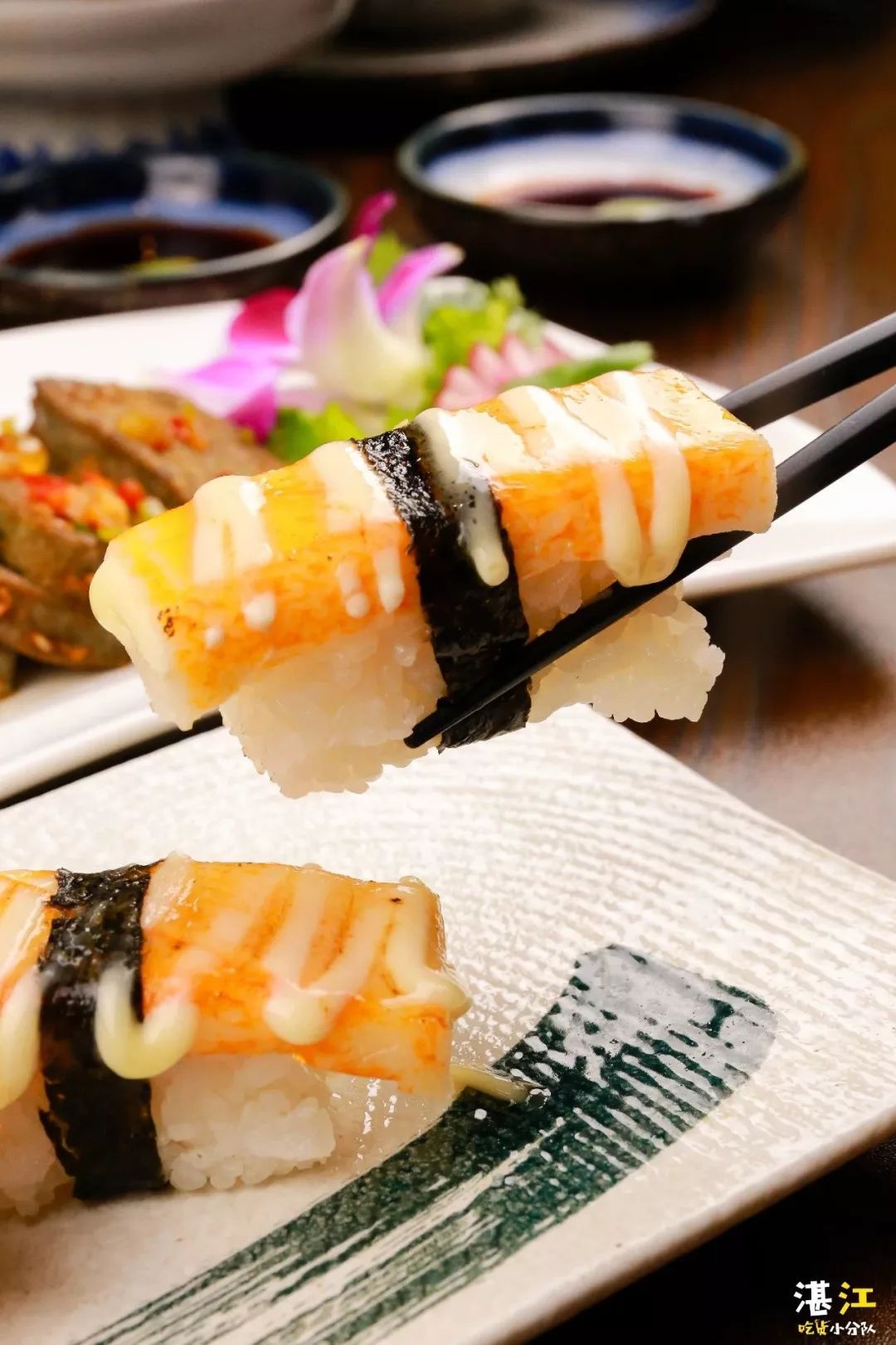 光看颜色就超有质感表面铺满了滑嫩嫩的吞拿鱼肉下面包裹着糯糯的米饭