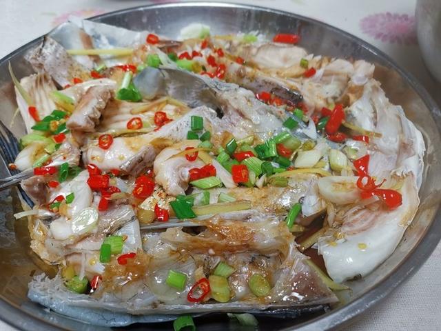 鱼头的新颖吃法手把手一步一步教会你做清蒸鱼头外面少有做法