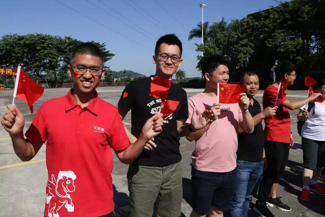 巨幅国旗亮相东莞观音山,游客纷纷为祖国点赞