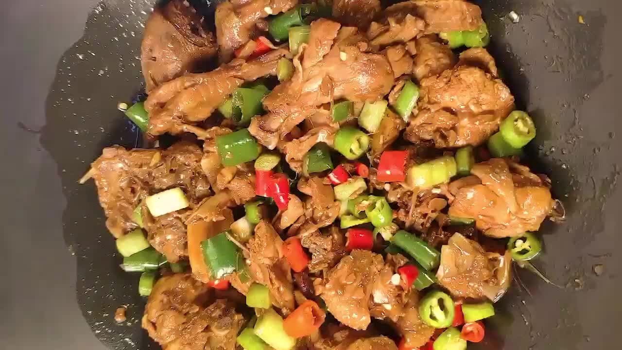 农家乐是吃家常炒鸡的最好去处,但凡遇到口碑好的商