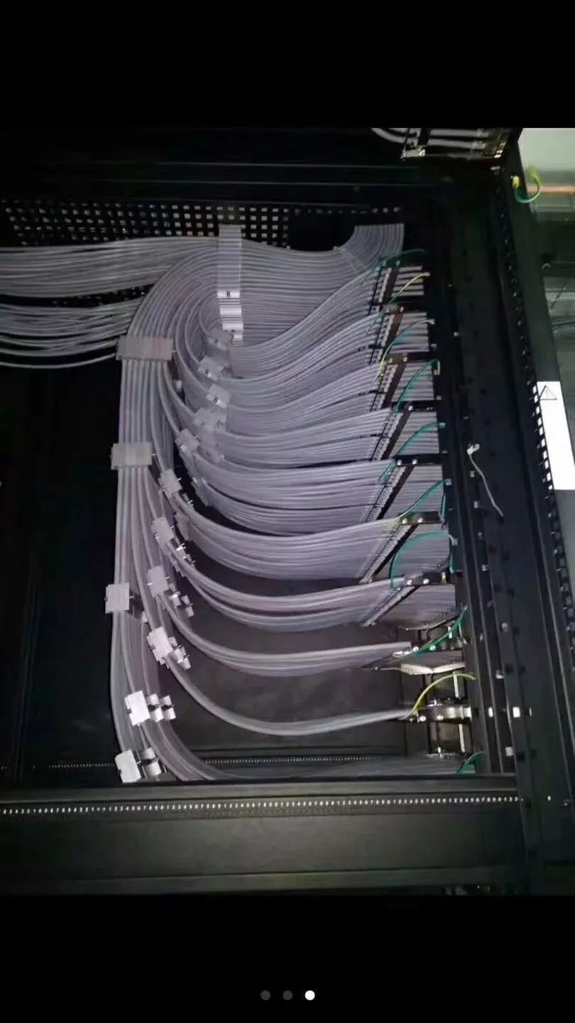 分享一些理线的图片正向理线的起点可以是机柜的线缆入口处,桥架处口