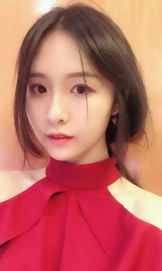 又一网红要进军娱乐圈？她实力不输冯提莫，被称为直播界第一才女