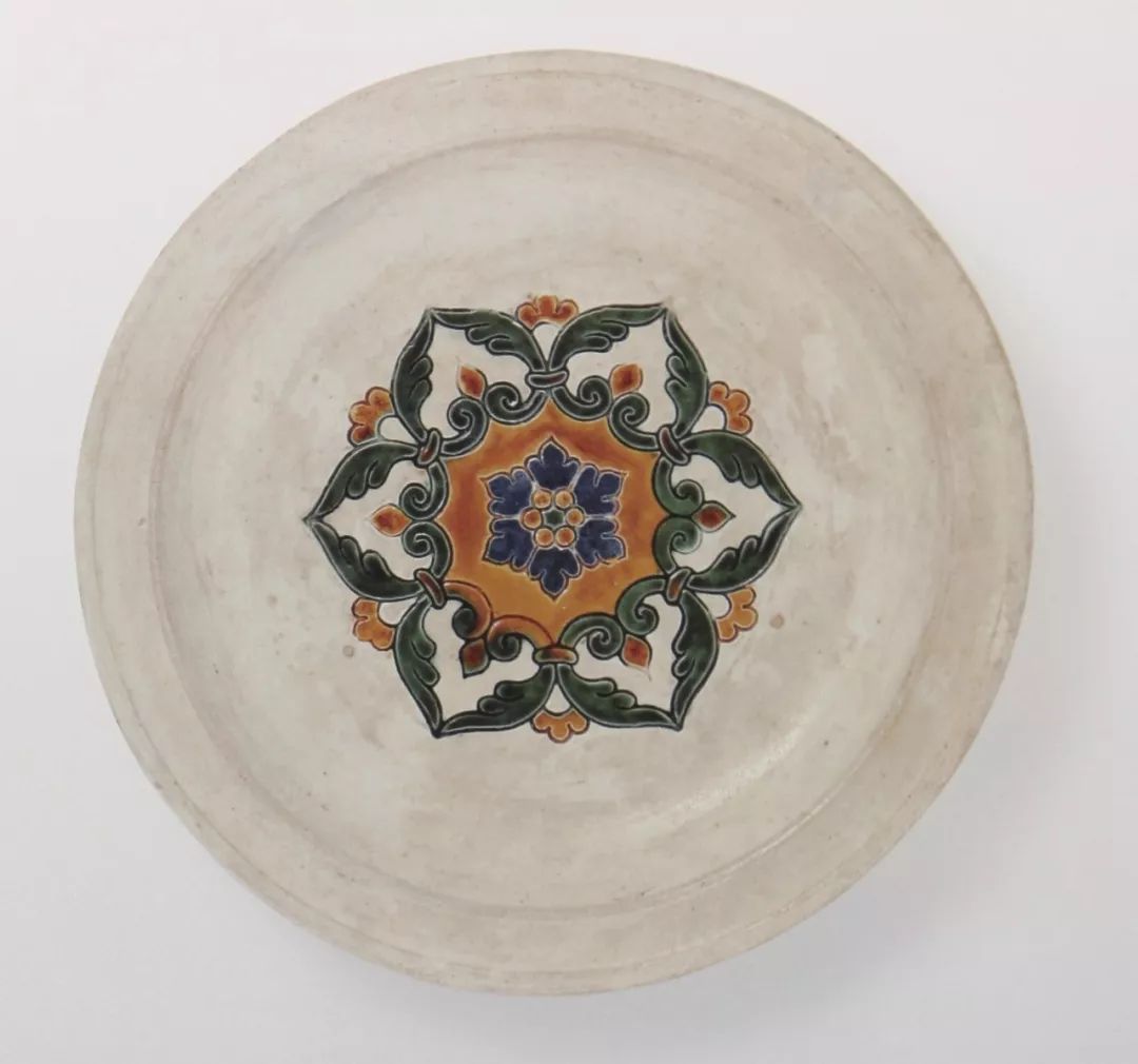 纹,又将忍冬,海石榴这些来自中亚的物种形象融入其中",同时它又兼莲花