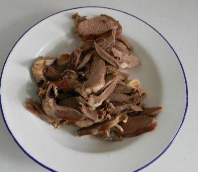 第2步,把每个羊心一分为二,烧开水焯水后捞出控干水份.