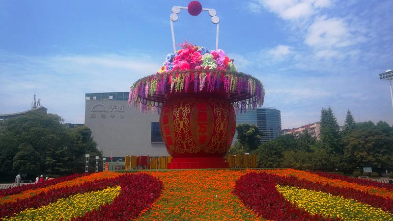 吉安中心人民广场:庆祝新中国成立70周年造型成"打卡网红"点