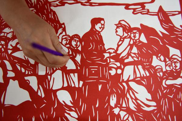 宣化区建国街街道建宣路社区残疾艺人孙占勇对《党的历程》剪纸画卷