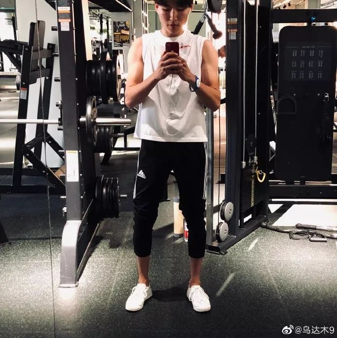 20岁乌达木最新照片曝光变成大帅哥了