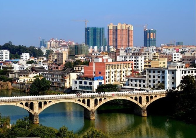 中国最大方的县城自建火车站飞机场机场现在却用来放牛