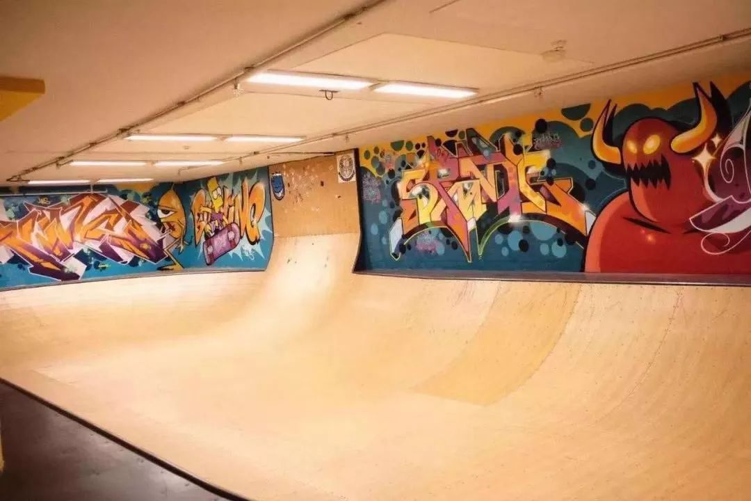 滑板公园,总面积2000平米,场地内拥有全木质材质的街式道具和碗池,u型