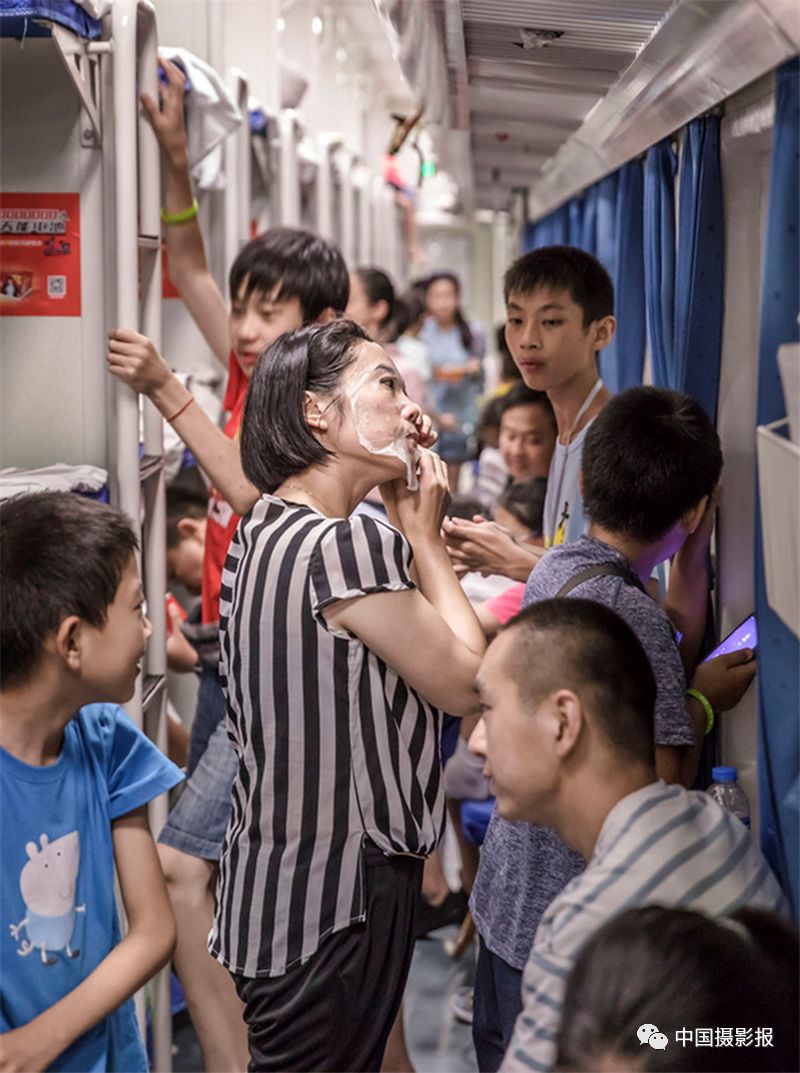 《车厢面膜》江苏-阮忠2018年7月22日,在k560次由南京开往延安的卧铺