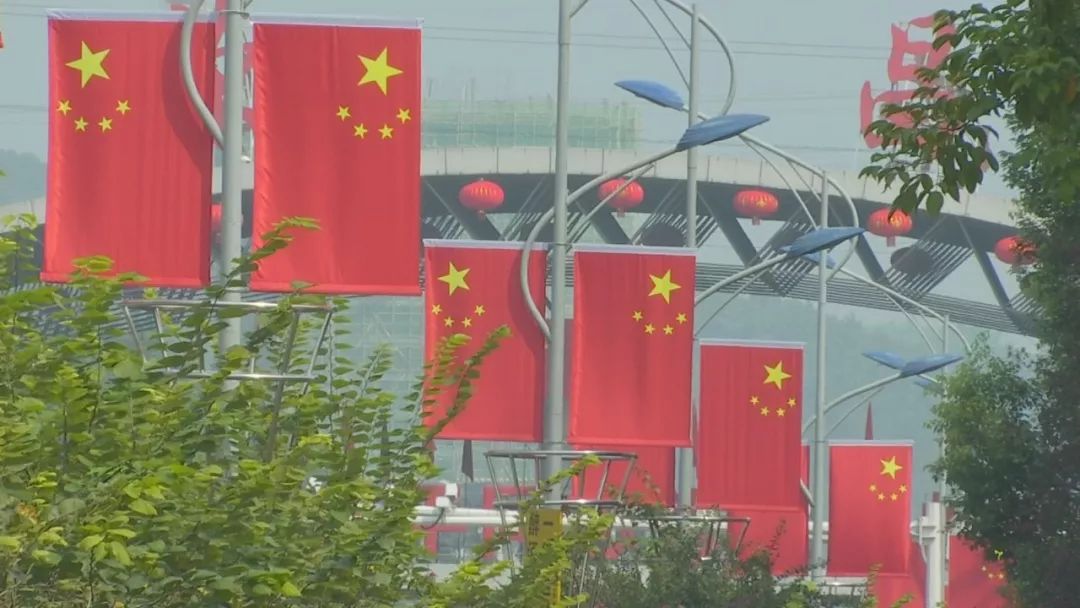 挂国旗迎国庆大街小巷飘起中国红