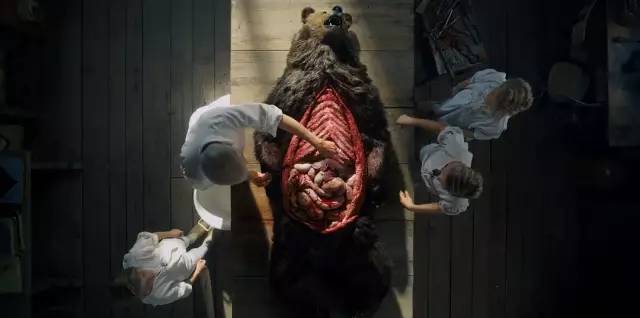 如果上述场景看着不过瘾只是小清新中透露着血腥罢了看看接下来的交配