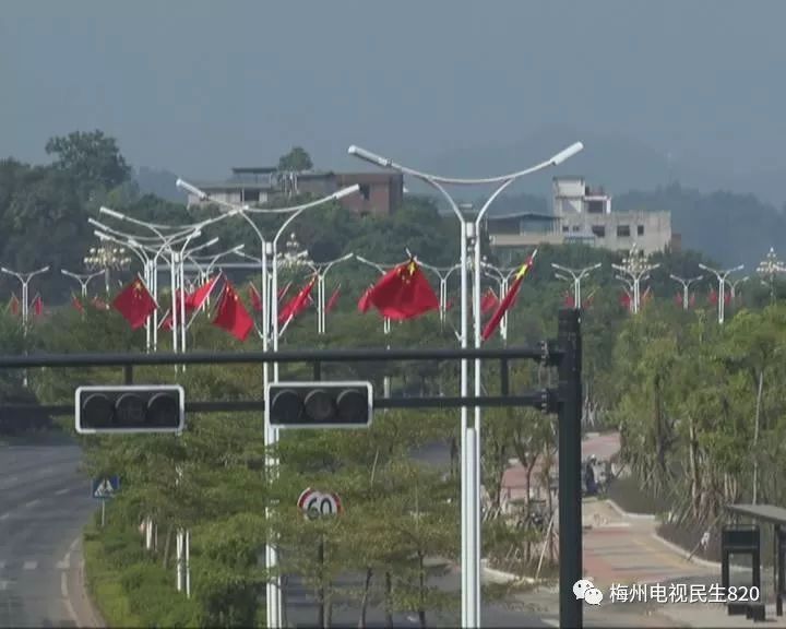 梅城飘起一片中国红快来说说你的爱国情究竟有深