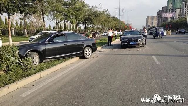 运城一宝马和奥迪相撞奥迪闯进花带宝马车前部受损严重