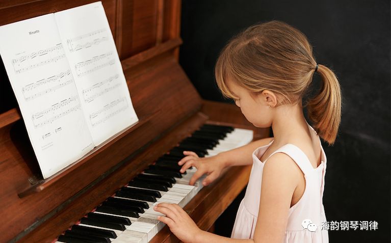 为什么说初学钢琴的孩子先不要弹电子琴?_乐器