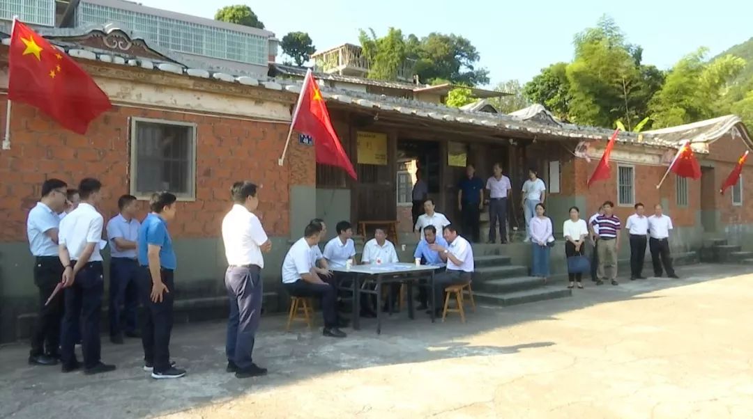 在魁斗镇佛仔格村,高向荣一行与当地党员干部一起瞻仰了中共安溪中心