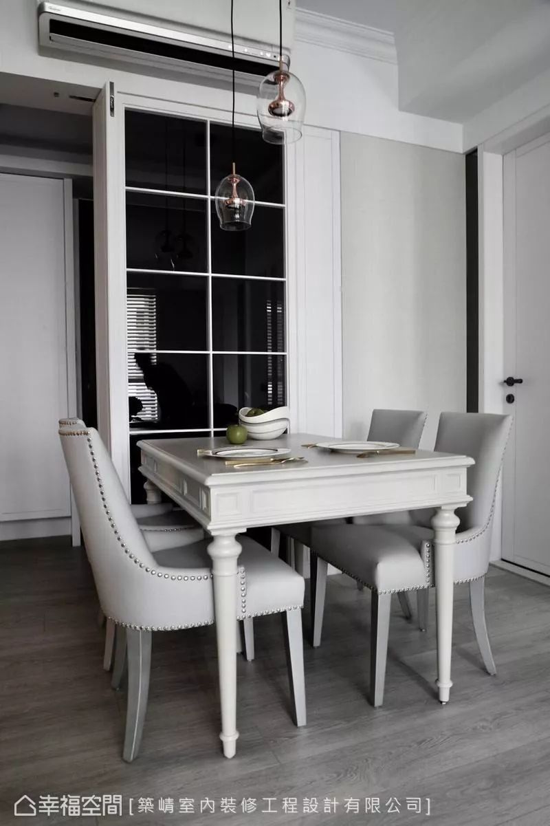 桌面上闪耀着银粉及奶茶色堆叠出的色泽层次,藕灰色牛皮铆钉餐椅与