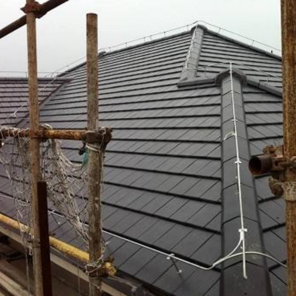 今天小编就给大家介绍一下平板水泥瓦的施工工具及屋面处理