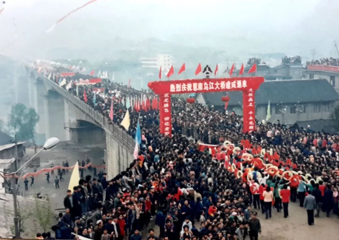 追梦在路上奋进新时代老照片带你看看原来的建设时光