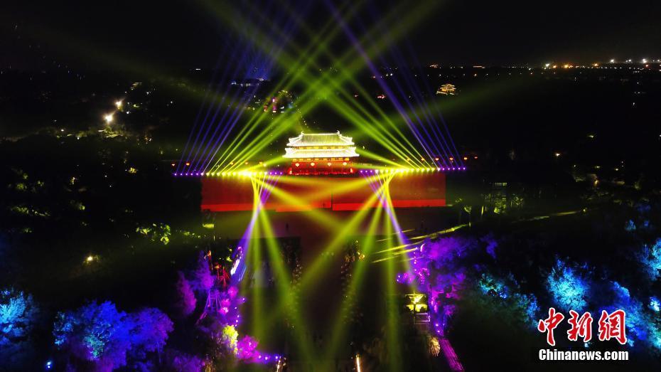 江苏扬州宋夹城上演国庆灯光秀现场璀璨绚丽