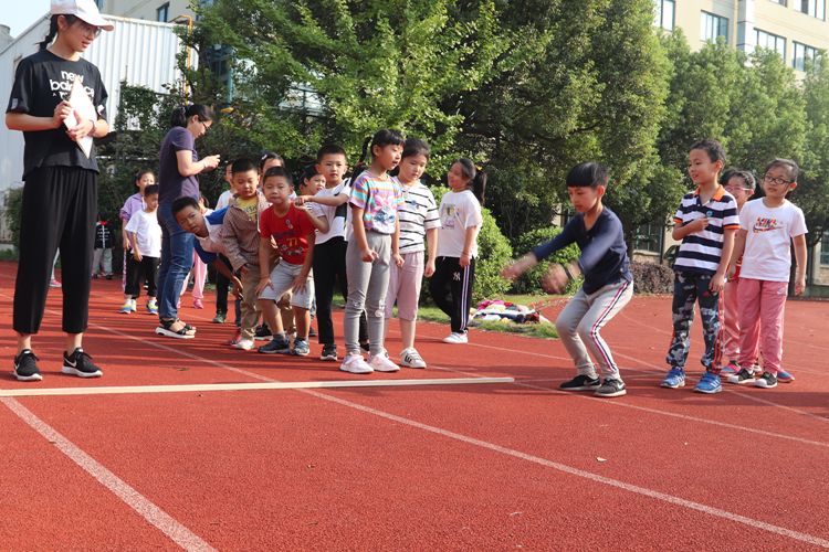 快乐运动跳出精彩记东城小学2019学年第一学期学生立定跳远比赛