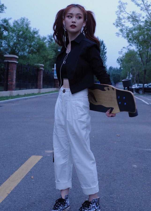 原创唐人街探案2里的kiko脚踩海浪匡威出街酷翻了