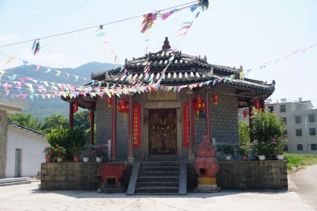 9月25日,在三饶镇马岗村,河口村等村那里,许多村民家中突然进来几名"