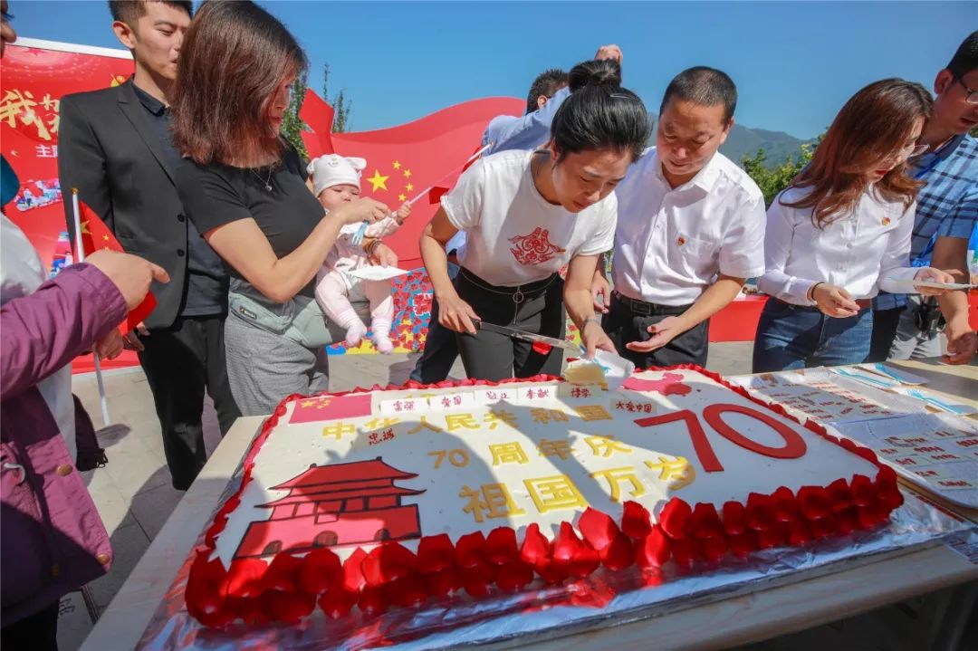 询问这个蛋糕是做什么的大家纷纷上前就吸引了景区门口来往游客的关注