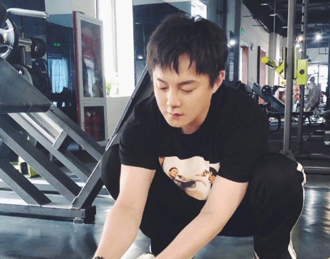 尹正终于剪短发啦当看到效果图后咋感觉撞脸吴彦祖呢