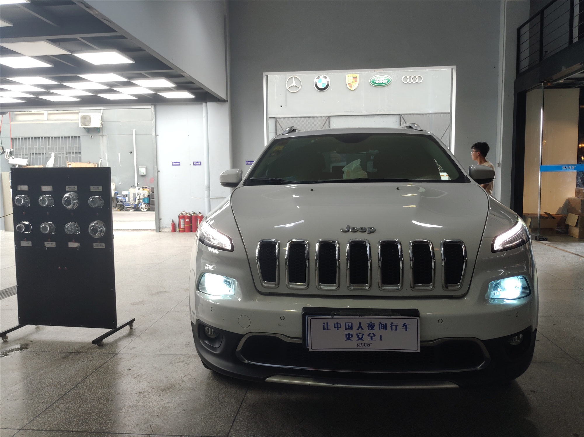 jeep自由光大灯升级高亮led套装,让驾驶更轻松